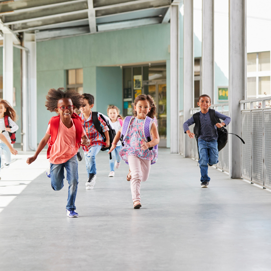Родители, хванати между изпражненията: трябва ли децата да ходят на детска градина или училище?